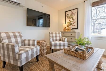 Downtown Luxury Farmhouse Apartment #4 West Dundee Εξωτερικό φωτογραφία
