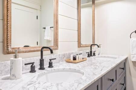 Downtown Luxury Farmhouse Apartment #4 West Dundee Εξωτερικό φωτογραφία
