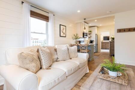 Downtown Luxury Farmhouse Apartment #4 West Dundee Εξωτερικό φωτογραφία